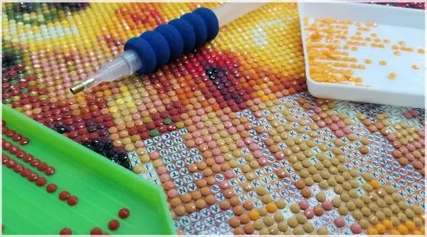 Diamond_Painting_Tools_Gadgets_-_All_You_Need_To_Know_grande مجموعه مميزه من الادوات المساعده لتسهيل الشغل بالماس تحتوي علي 9قطع مجموعه جديده تنضم لمجموعة الأدوات مجموعه بشري مخصصه لإرضاء الجميع وبسعر مميز السيت عباره عن طبق ابيض متوسط، ,3   أقلام مزدوجه ، قطعتين شمع و 3 قطه مانع الانزلاق